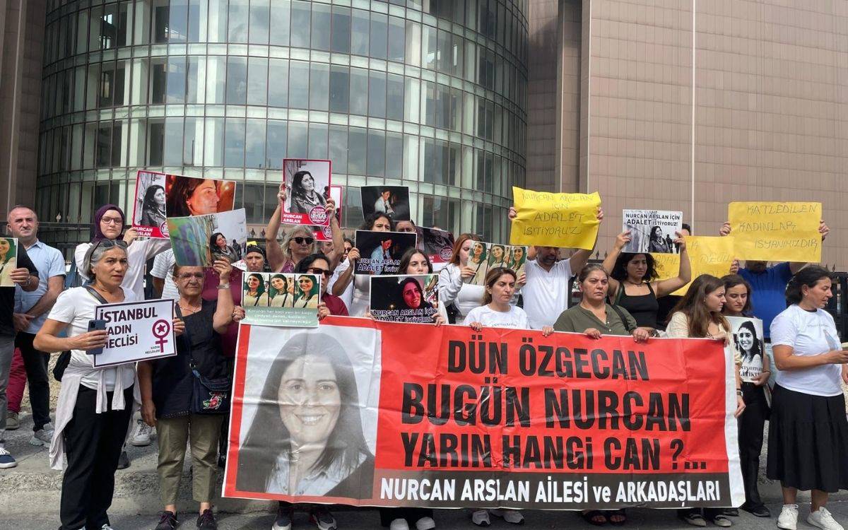 u fotoğrafta, modern bir bina önünde toplanmış bir grup insanın kadın cinayetlerine karşı düzenlediği bir protesto gösterisi yer alıyor. Katılımcılar ellerinde pankartlar ve afişler tutuyor. En önde büyük bir kırmızı pankart üzerinde “Dün Özgecan, Bugün Nurcan, Yarın Hangi Can?” yazısı dikkat çekiyor. Bu pankart, Türkiye'de kadın cinayetlerine atıfta bulunarak, dün öldürülen Özgecan Aslan’ı, bugün ise Nurcan Arslan’ı vurgulamakta ve bu vahşetin devam ettiğine işaret ediyor. Pankartta ayrıca "Nurcan Arslan ailesi ve arkadaşları" ifadesi yer alıyor.  Göstericiler, Nurcan Arslan’ın fotoğraflarını taşıyor ve bazıları "Adalet İstiyoruz"