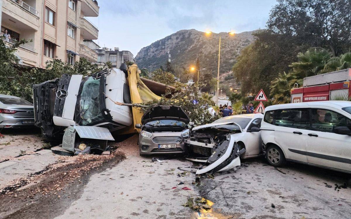 Hatay'da hafriyat kamyonu yedi araca çarptı: Beş yaralı