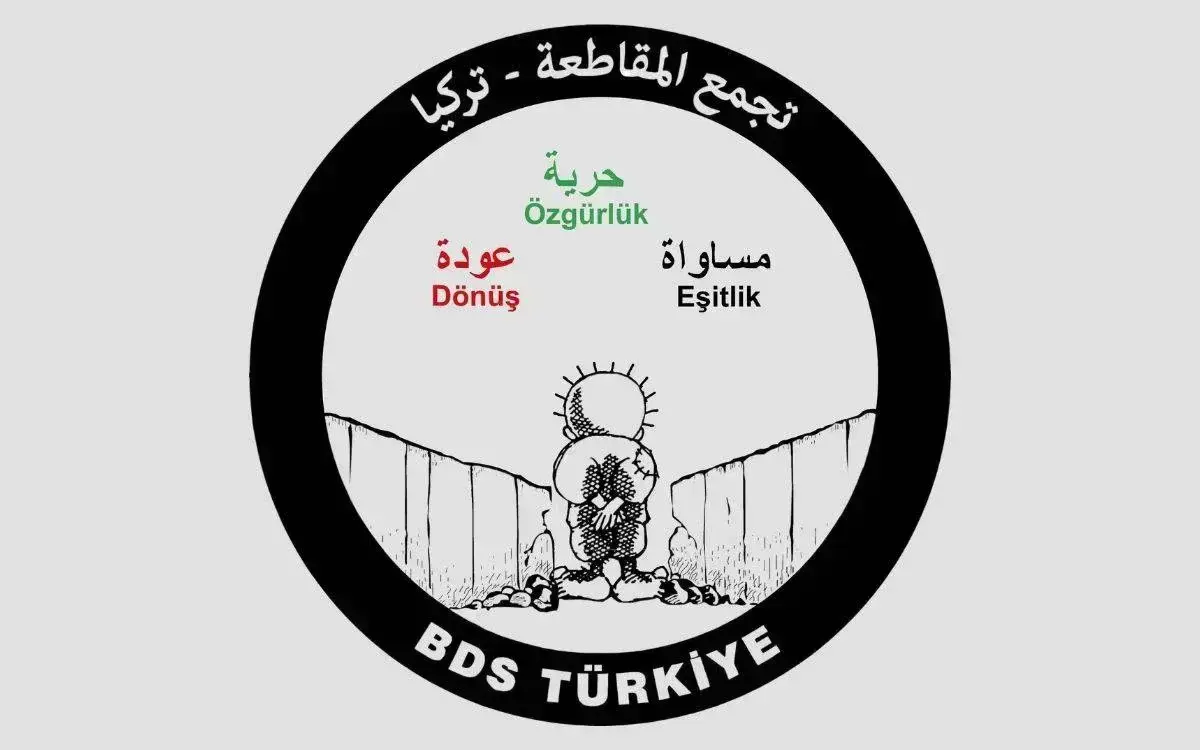 Bu görsel, BDS (Boycott, Divestment, Sanctions) Türkiye logosunu içermektedir. Logo, siyah bir çemberin içinde yer almakta. Üst kısmında Arapça ve Türkçe yazılmış "Boykot" ifadesi yer alıyor.  Merkeze yerleştirilen çizim, dikenli bir telin önünde duran ve sırtı izleyiciye dönük, kafasında kaktüs benzeri dikenler olan bir çocuğu tasvir ediyor. Bu çizim, Filistinli bir çocuğun çaresizliğini ve işgal altında olmayı sembolize ediyor olabilir. Çocuğun arkasında yüksek bir duvar yer almakta; bu, İsrail'in Filistin topraklarındaki duvarı simgeliyor gibi görünüyor.  Görselde, çemberin içinde yer alan üç temel değer öne çıkarılmış: "Özgürlük" (yeşil renkte), "Dönüş" (kırmızı renkte), ve "Eşitlik" (siyah renkte). Bu kelimeler hem Arapça hem Türkçe olarak yazılmış ve kampanyanın temel taleplerini yansıtıyor.  Alt kısımda ise "BDS Türkiye" ifadesi bulunuyor, bu da görselin Türkiye'deki BDS hareketine ait olduğunu gösteriyor.