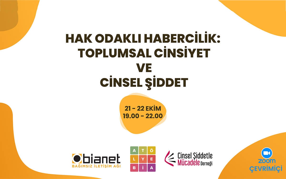 Görsel, çevrimiçi düzenlenecek bir atölye etkinliği hakkında bilgi veren bir afiş. Üst kısımda büyük ve koyu yazı karakteriyle "HAK ODAKLI HABERCİLİK: TOPLUMSAL CİNSİYET VE CİNSEL ŞİDDET" yazıyor. Altında ise 21-22 Ekim tarihleri ve 19.00-22.00 saatleri arasında düzenleneceği belirtiliyor.  Görselde kullanılan renkler ağırlıklı olarak sarı, turuncu ve beyaz tonlarında. Sağ alt köşede "Zoom Çevrimiçi" logosu bulunuyor, bu da etkinliğin Zoom platformu üzerinden çevrimiçi olarak gerçekleşeceğini gösteriyor.