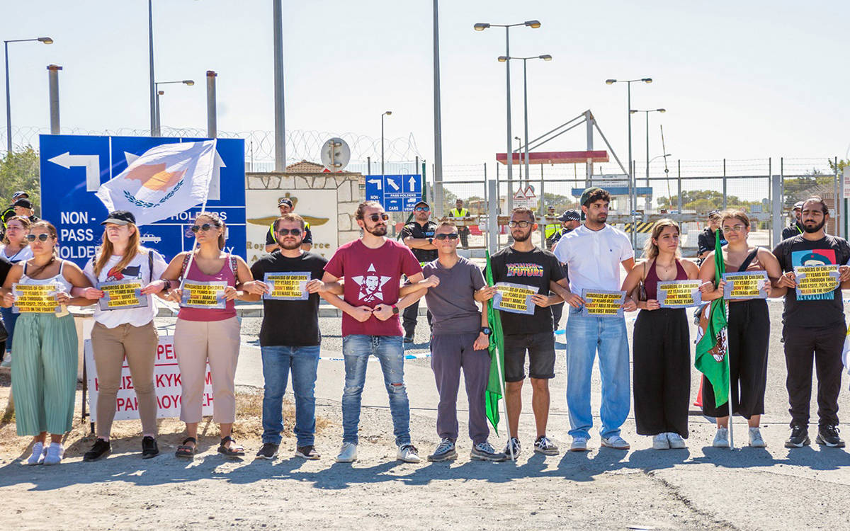 Kıbrıs’taki İngiltere üssü önünde savaş karşıtı miting