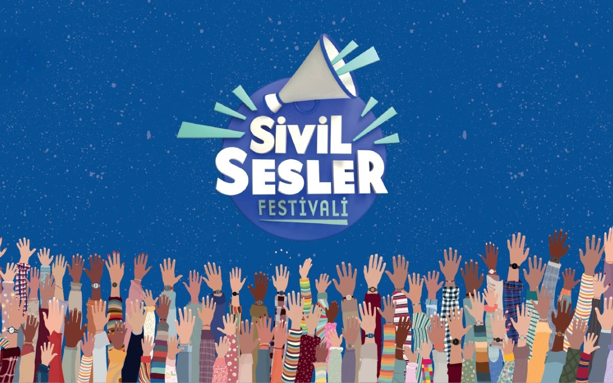 Görselde, "Sivil Sesler Festivali" adıyla bir etkinlik afişi yer almakta. Arka planda mavi bir zemin üzerinde, büyük bir megafon simgesi ve beyaz renkli festival adı öne çıkıyor. Megafon, etkinliğin sesini duyurmayı ve katılımı teşvik etmeyi simgeliyor. Afişin alt kısmında ise çeşitli renk ve desenlerde kıyafetler giyen insan kolları, ellerini havaya kaldırmış şekilde yer almakta. Eller, katılımı ve dayanışmayı temsil ediyor. Genel olarak, afiş farklı seslerin ve sivil toplumun bir araya gelmesini vurgulayan, renkli ve dinamik bir etkinlik tanıtımını yansıtıyor.