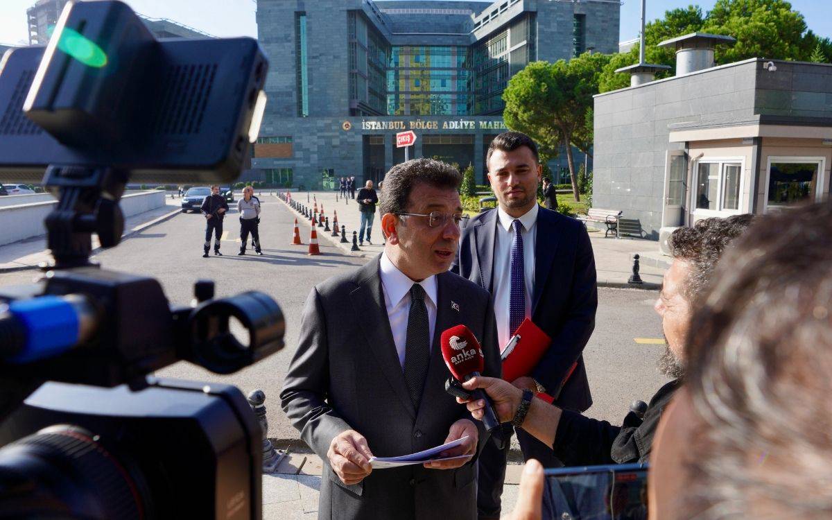 Fotoğrafta İstanbul Büyükşehir Belediye Başkanı Ekrem İmamoğlu, İstanbul Bölge Adliye Mahkemesi önünde basın mensuplarına açıklama yaparken görülüyor.