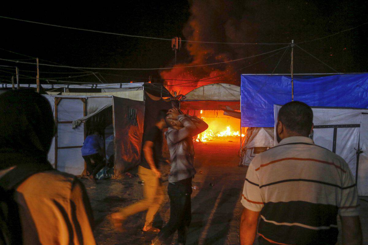 İsrail, Gazze’de hastane yerleşkesinde kalan Filistinlilerin çadırlarını bombaladı