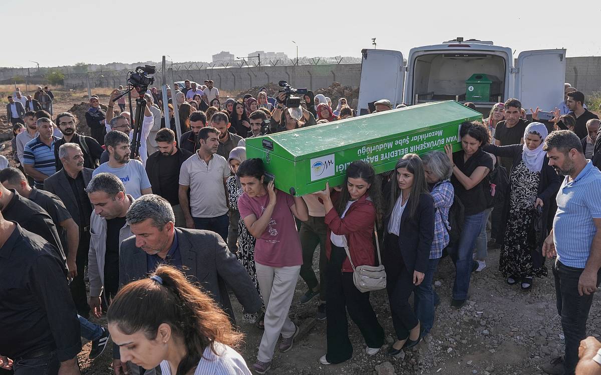 Cenazeyê Rojîn Kabaişê li Amedê hat binaxkirin