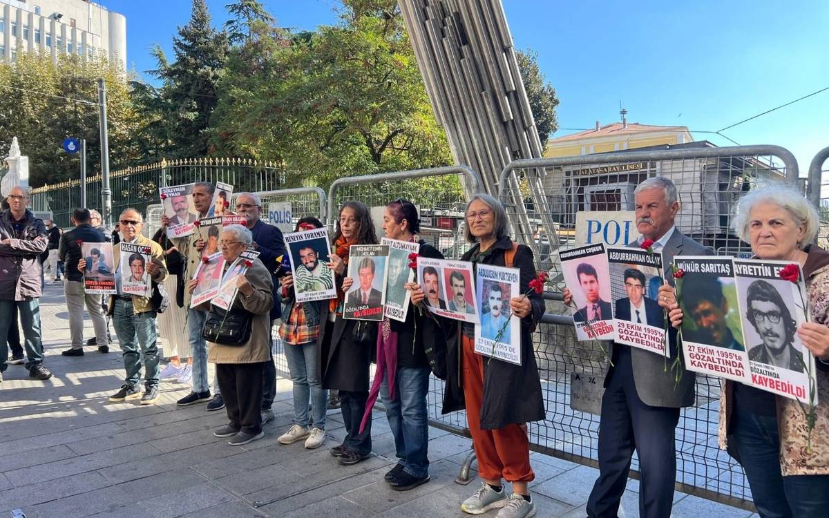 Fotoğrafta, bir grup insan Galatasaray Lisesi’nin önünde toplanmış, ellerinde çeşitli kişilerin fotoğraflarını taşıyarak kayıp yakınlarını anıyor ve adalet talep ediyor. Katılımcıların ellerinde taşıdığı fotoğraflar, kayıp olan veya gözaltında kaybedilen sevdiklerinin portreleri ve kimlik bilgilerini içeriyor. Çoğu kişi, kaybettikleri sevdiklerini temsil eden fotoğraflarla birlikte kırmızı karanfiller taşıyarak anmayı sürdürüyor. Arka planda, polis bariyerleri dikkat çekiyor ve eylemin güvenlik çerçevesi içinde tutulduğunu gösteriyor. Bu tür etkinlikler, kayıpların akıbetinin açıklığa kavuşturulması için yapılan barışçıl bir anma ve dayanışma gösterisi olarak önem taşıyor.