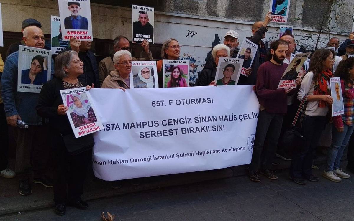 Fotoğrafta, 657. F Oturması kapsamında bir araya gelen kalabalık bir grup görülüyor. İnsan Hakları Derneği İstanbul Şubesi Hapishane Komisyonu’nun organize ettiği etkinlikte, "Ağır Hasta Mahpus Cengiz Sinan Halis Çelik Serbest Bırakılsın!" yazılı büyük bir pankart tutuluyor. Pankartın çevresinde, ellerinde hasta mahpusların fotoğraflarını taşıyan insanlar yer alıyor. Her bir fotoğrafın altında “Serbest Bırakılsın” yazısı dikkat çekiyor.  Katılımcıların yaşları oldukça farklı, hem yaşlı hem genç kişilerden oluşan bir topluluk olarak dayanışma içinde poz veriyorlar. Bazı katılımcılar üzerinde, içeride sağlık durumu kötüleşen tutukluların fotoğrafları yer alan karton afişler taşıyor. Bu afişlerde, "Leyla Aygün," "Muhlise Kargüzel," "Naif İşçi," "Mehmet Emin Akdağ" ve "Fevzi Arslan" gibi hasta mahpusların isimleri ve fotoğrafları yer almakta.  Fotoğrafta, katılımcıların ciddi ve kararlı duruşları, hasta mahpusların serbest bırakılması talebinin aciliyetini ve insani önemini vurgulayan bir