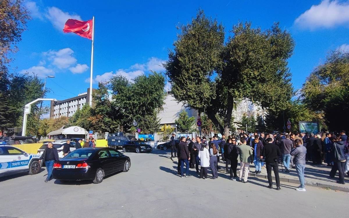 CHP members gather outside İstanbul police HQ to protest detention of Esenyurt mayor