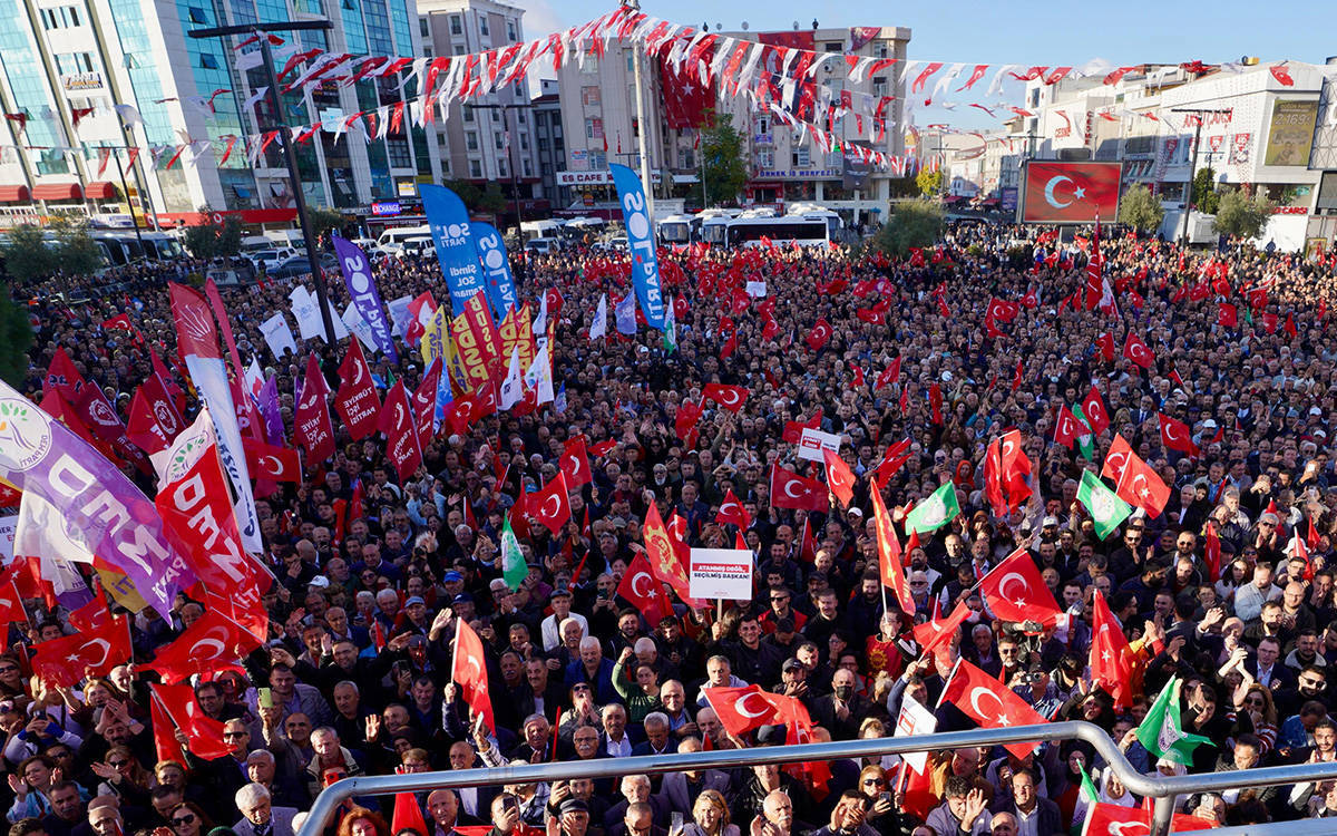 Thousands protest opposition municipality's takeover in İstanbul