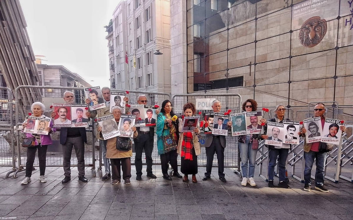 Fotoğraf, Cumartesi Anneleri/İnsanları’nın 1023. hafta buluşmasında Galatasaray Meydanı’nda, polis bariyerlerinin önünde basın açıklaması okurken çekillmiş