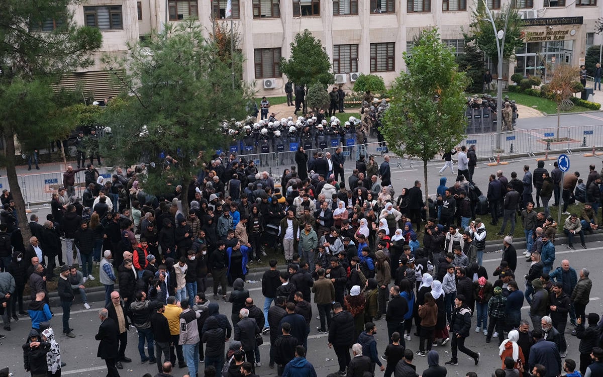 /haber/protests-in-kurdish-cities-after-removal-of-mayors-301391