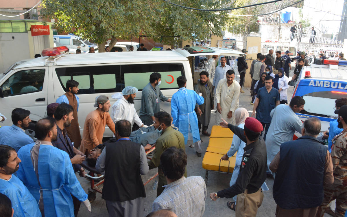 Pakistan'da tren istasyonuna saldırı: En az 26 ölü