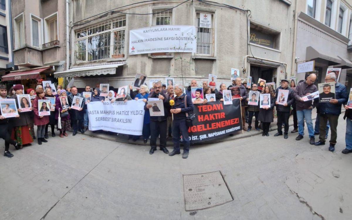 Fotoğrafta, İnsan Hakları Derneği (İHD) İstanbul Şubesi Hapishane Komisyonu'nun düzenlediği bir basın açıklaması ve eylem görülmektedir. Katılımcılar, ellerinde tutuklu veya hükümlü hasta mahpusların fotoğraflarını taşıyor ve pankartlar açıyor. Pankartların üzerinde "660. F Oturması", "Hasta Mahpus Hatice Yıldız Serbest Bırakılsın!" ve "Tedavi Haktır, Engellenemez!" gibi ifadeler yer almakta.  Arka planda bir bina ve binanın üst katına asılmış, "Kayyumlara Hayır! Halkın İradesine Saygı Gösterin!" yazılı bir pankart da dikkat çekiyor. Kalabalık grup, ciddi bir ifadeyle eyleme katılırken, ön sırada basına açıklama yapan bir kişi mikrofona konuşuyor. Fotoğraf, dayanışmayı ve hasta mahpusların durumuna dikkat çekme çabasını etkili bir şekilde yansıtan bir anı belgelemektedir.