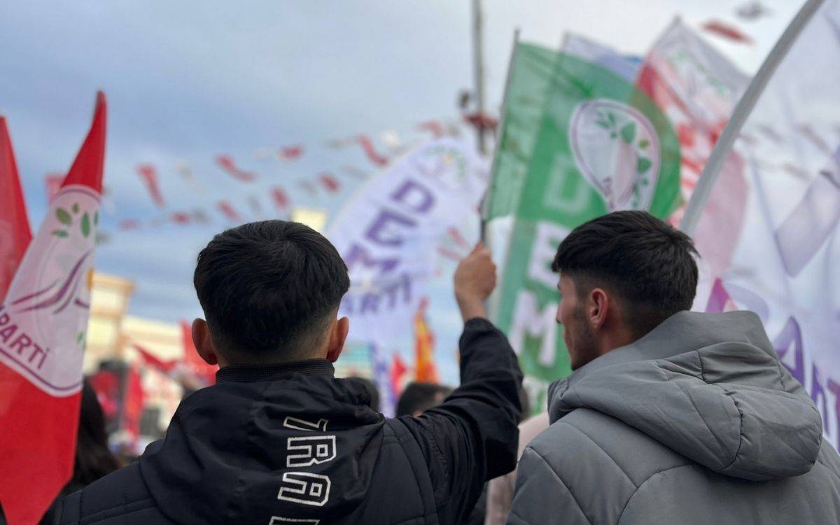 Polis DEM Parti Esenyurt ilçe binasını bastı