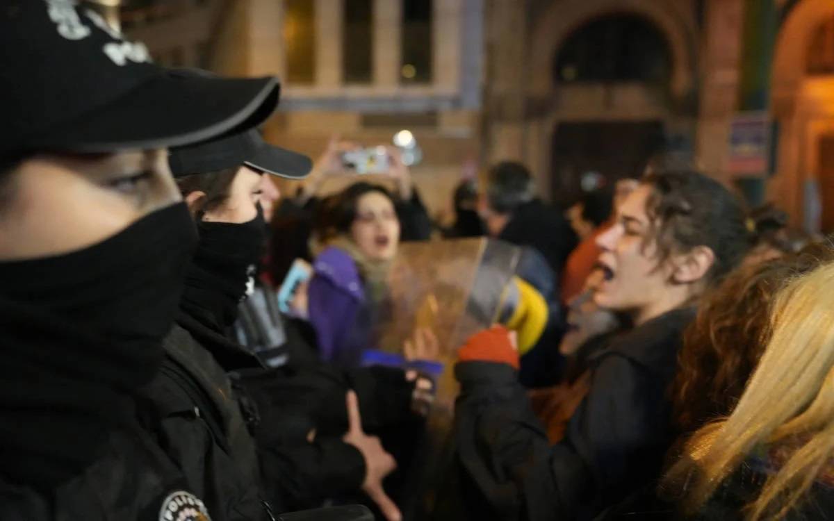 In photos: Women defy bans, police violence to mark Nov 25 in İstanbul