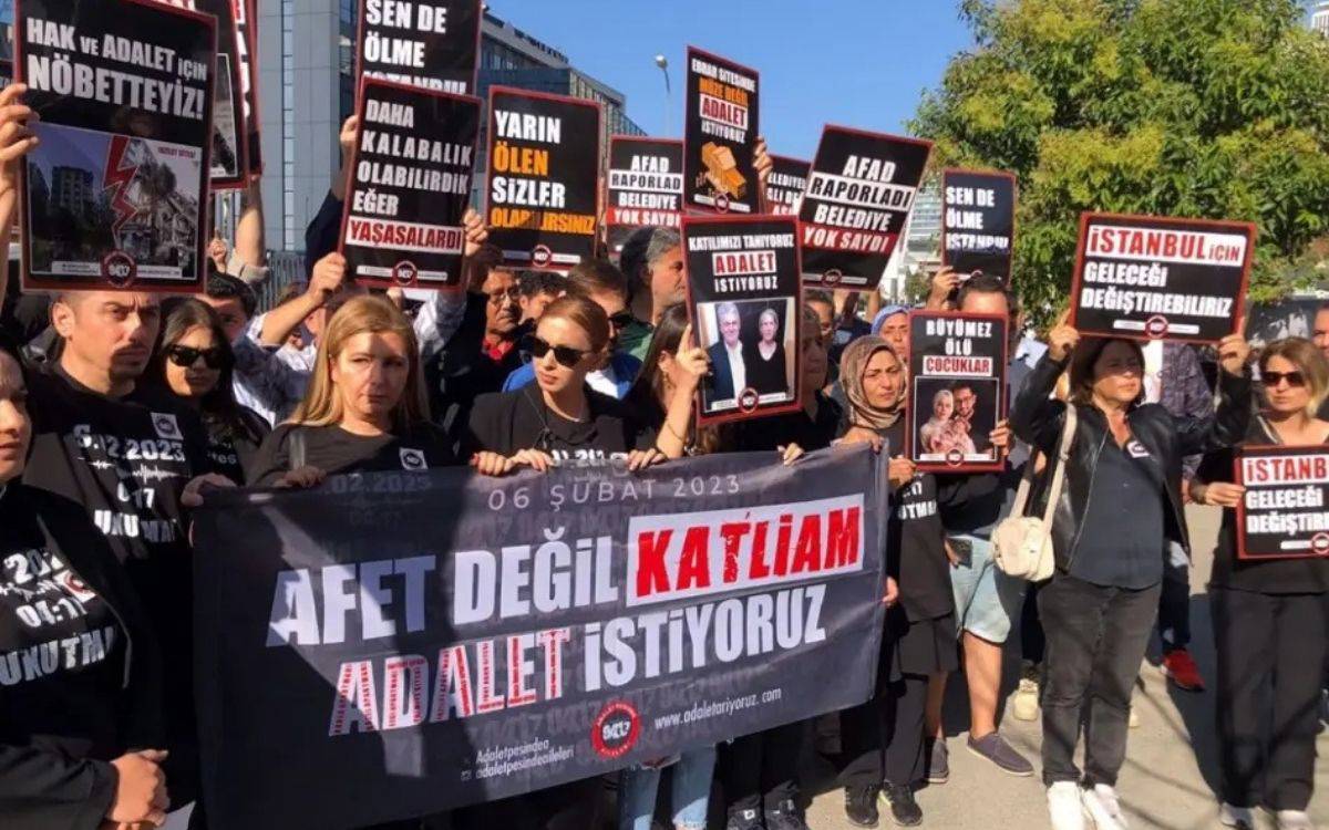 Bu fotoğraf, bir grup insanın adalet talebiyle düzenledikleri bir protesto gösterisini yansıtmaktadır. Kalabalık, açık havada bir alanda toplanmış ve ellerinde çeşitli pankartlar tutmaktadır. Pankartlarda "Afet değil katliam, adalet istiyoruz", "Hak ve adalet için nöbetteyiz", "AFAD raporladı, belediye yok saydı", "Yarın ölen sizler olabilirsiniz" gibi ifadeler yer alıyor. Bazı pankartlarda bina yıkıntıları, yaşamını yitiren kişilerin fotoğrafları ve ilgili mesajlar dikkat çekiyor.