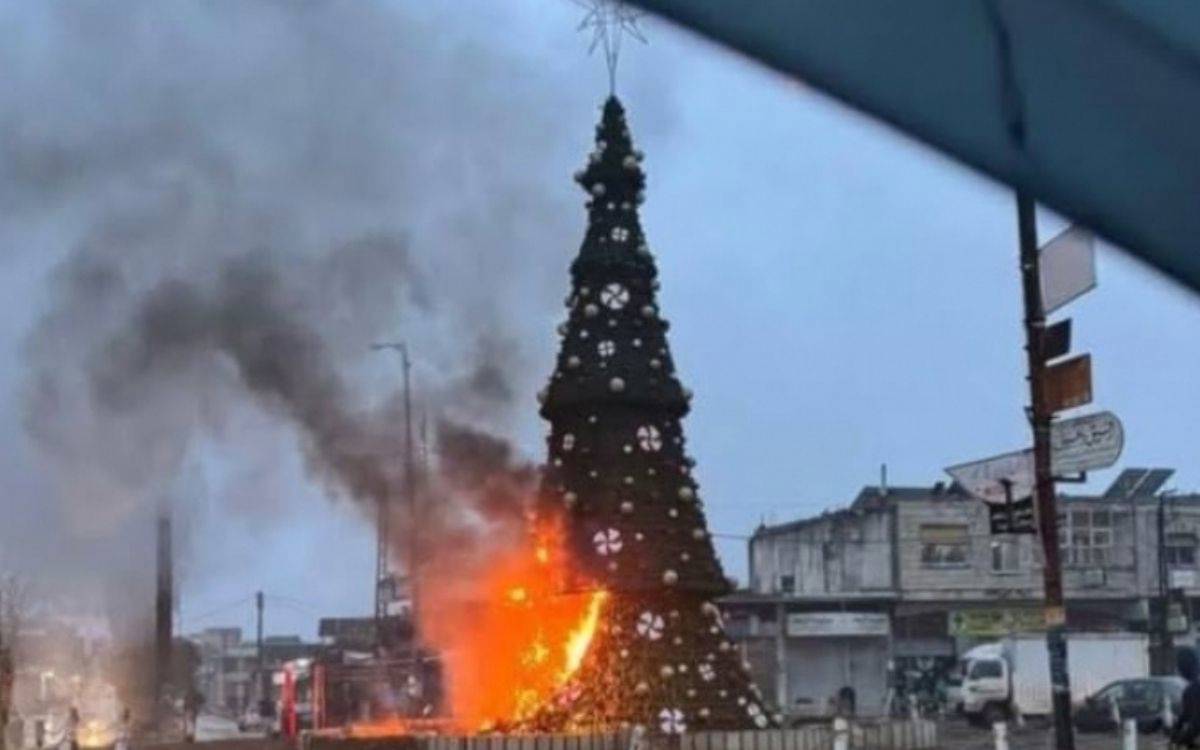 Suriye'de Noel ağacının yakılması protesto edildi: Yönetim resmi tatil ilan etti