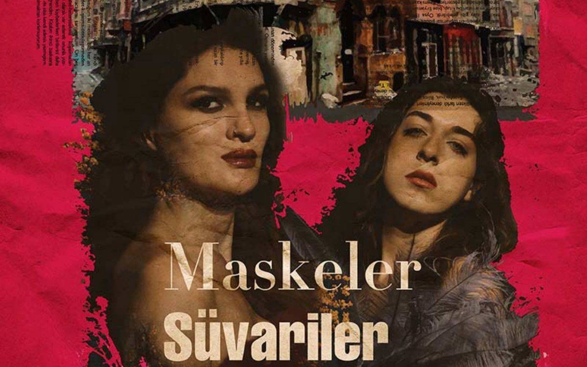 Bu görsel, "Maskeler Süvariler Gacılar" adlı tiyatro oyununa ait bir afiştir. Afişte iki kadın figürü ön planda yer alıyor. Kadınlardan biri yoğun bir ifade ve kararlılıkla kameraya bakarken, diğerinin yüzünde hafif bir meydan okuma ifadesi var. Arka planda, eski bir şehir manzarasını andıran binalar ve kaotik bir sokak atmosferi dikkat çekiyor. Renk paleti genel olarak kırmızı, siyah ve bej tonlarında.  Afişte yer alan "Maskeler Süvariler Gacılar" metni büyük ve dikkat çekici bir yazı tipiyle yazılmış. Afiş, oyunun dramatik ve güçlü atmosferine vurgu yaparken izleyicide merak uyandıran bir kompozisyon sunuyor. Görsel, hem oyunun hikayesine hem de onun sanatsal ve belgesel niteliğine işaret ediyor.