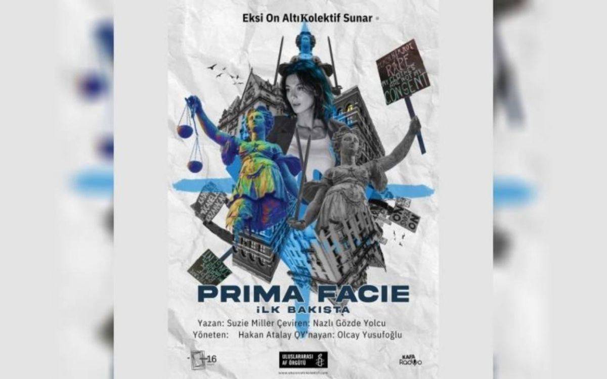 Görsel, "Prima Facie: İlk Bakışta" adlı bir tiyatro oyununun afişine ait. Afişte, kadın hakları, adalet ve feminist mücadele temalarını çağrıştıran güçlü imgeler kullanılmış. Görselin merkezinde bir kadın figürü yer alıyor ve bu figürün çevresinde çeşitli adalet heykelleri ve semboller bulunuyor.  Adalet heykellerinden biri, terazisi ve kılıcıyla öne çıkarken, arka planda farklı protesto pankartları göze çarpıyor. Bu pankartlardan birinde İngilizce olarak “Rape is not consent” (Tecavüz rıza değildir) yazısı yer alıyor. Görselin genelinde mavi ve gri tonlar hakim olup, derinlik ve hareketlilik hissi yaratıyor.  Alt kısımda oyunun adı büyük harflerle yazılmış: “Prima Facie”, altında ise Türkçe çevirisi olarak “İlk Bakışta” ifadesi yer alıyor. Yazar olarak Suzie Miller, çeviren olarak Nazlı Gözde Yolcu ve yönetmen olarak Hakan Atalay isimleri belirtilmiş. Oyuncu kısmında ise Olcay Yusufoğlu adı dikkat çekiyor.  Afişin alt kısmında, 16 yaş sınırını işaret eden bir sembol ve Uluslararası Af