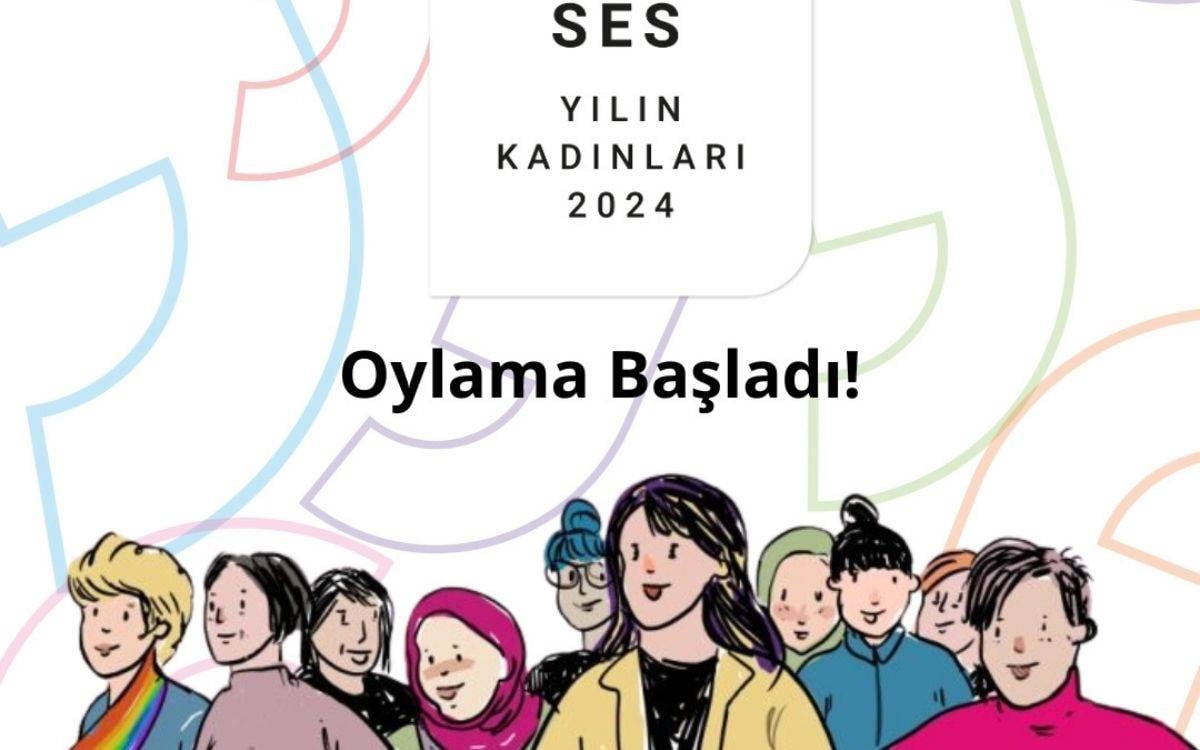 kısımda büyük harflerle yazılmış "SES Yılın Kadınları 2024" ifadesi bulunuyor. Hemen altında ise "Oylama Başladı!" yazısı dikkat çekiyor. Arka planında pastel tonlarda çizilmiş eğrisel şekiller bulunuyor.  Alt kısımda, farklı yaş gruplarından ve çeşitlilik gösteren kadınları temsil eden çizimler yer alıyor. Çizimler arasında başörtülü, renkli saçlı ve farklı tarzlarda giyinmiş kadın figürleri dikkat çekiyor. Bu figürler, kampanyanın kapsayıcı ve çeşitli yapısını vurgular nitelikte. Genel olarak, görsel sıcak, çağdaş ve katılımcılığı teşvik eden bir mesaj taşıyor.