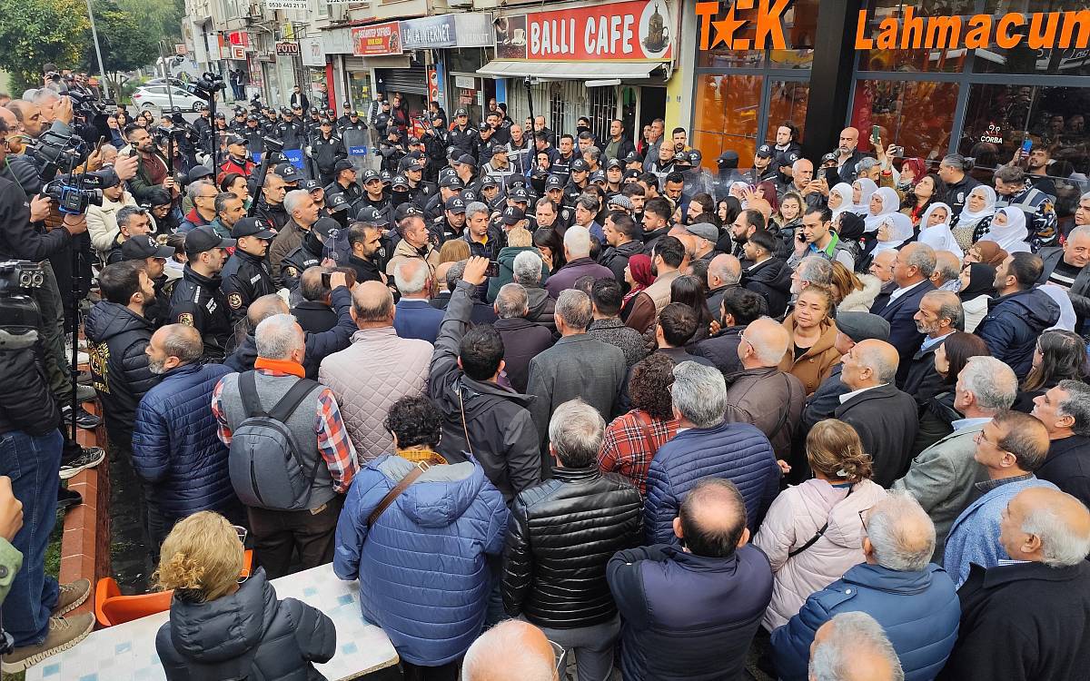 Mersin Akdeniz Belediyesi'ne kayyım atanmasını protesto eden halk