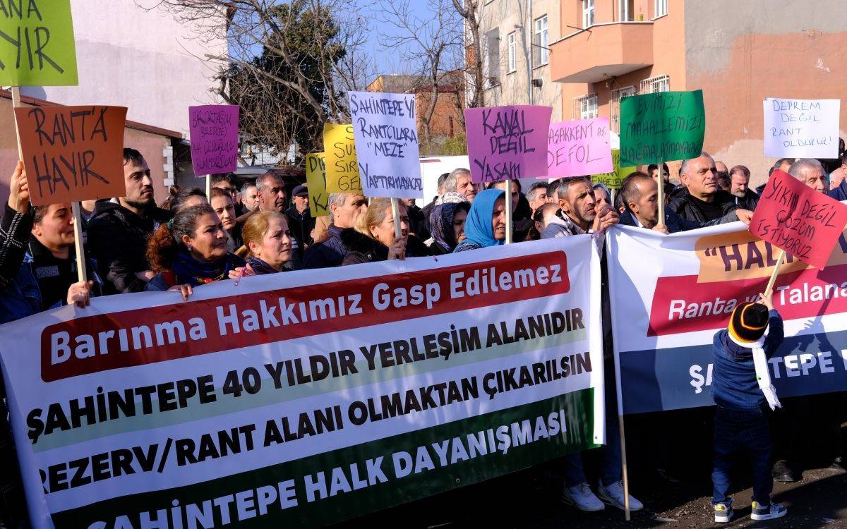 Fotoğraf, Şahintepe Halk Dayanışması tarafından düzenlenen bir protesto gösterisini yansıtıyor. Kalabalık bir grup, pankartlar ve dövizlerle sokakta bir araya gelmiş durumda.