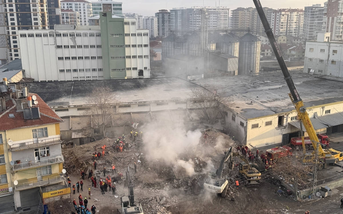 Bakan Yerlikaya: Kontrollü enkaz kaldırma noktasına geçiyoruz