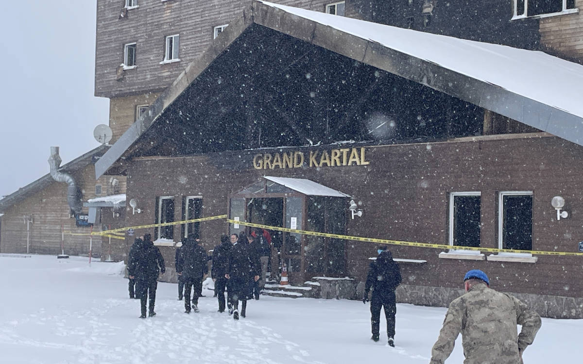 Fotoğrafta, Bolu Kartalkaya'da bir otelin ön cephesine ait görüntü yer alıyor. Otelin girişinde "Grand Kartal" tabelası dikkat çekiyor.