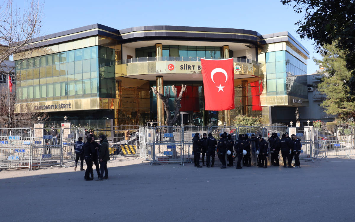 Kayyım, valilikteki yardımcılarını belediyeye atadı