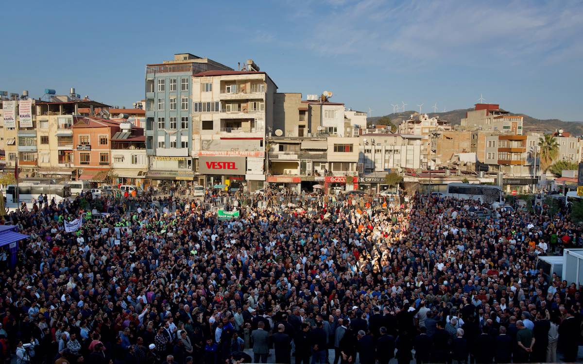 Binler, Suriye'deki Alevi katliamlarına karşı Samandağ'da alandaydı