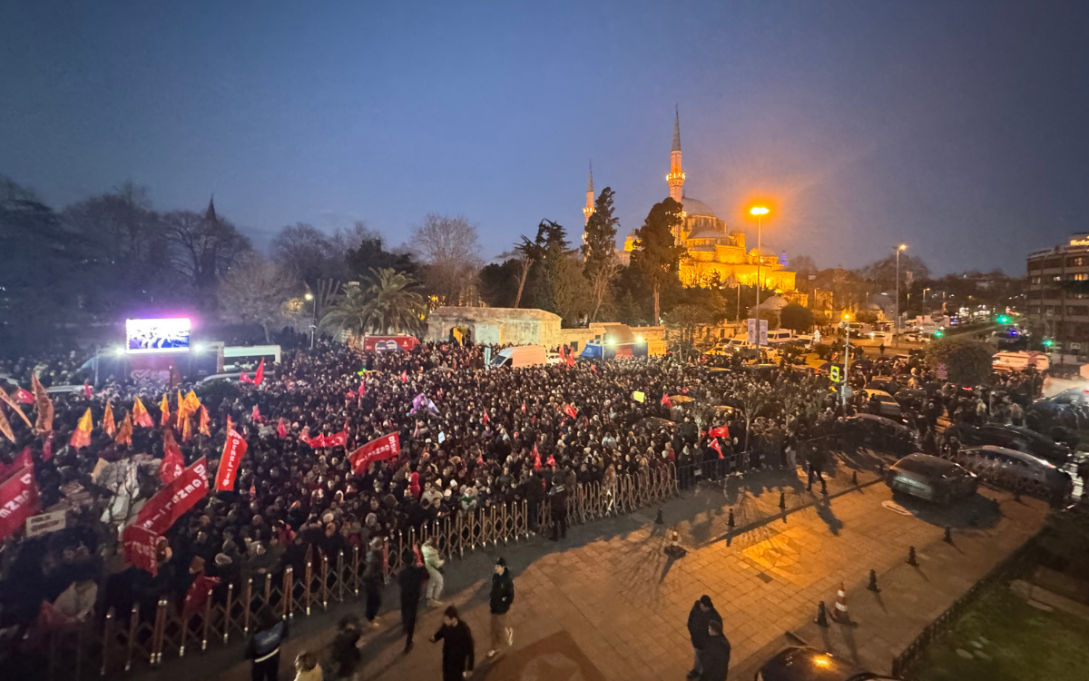 /haber/thousands-protest-istanbul-mayors-detention-outside-city-hall-305626