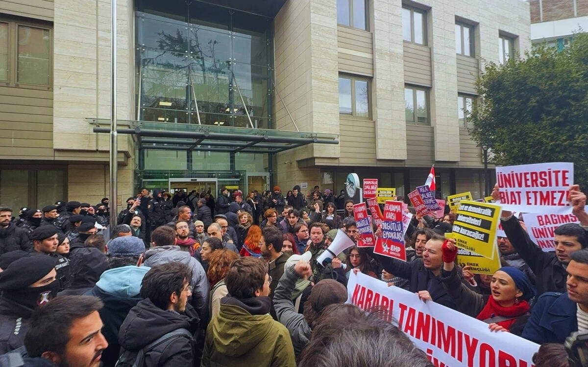 İstanbul Üniversitesi'nde 'diploma' protestosu