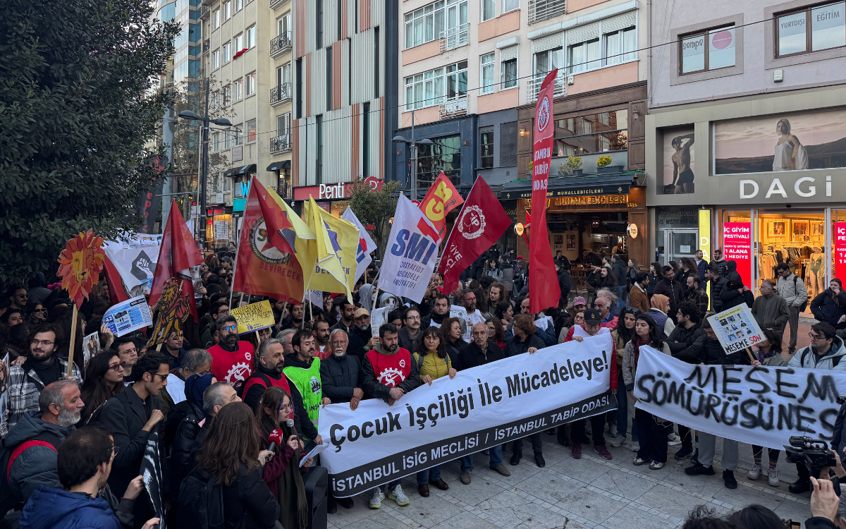 Fotoğrafta “Çocuk işçiliği ile mücadeleye!” ve “MESEM sömürüsüne son” yazılı pankartlar arkasında kalabalık bir grup gözüküyor.