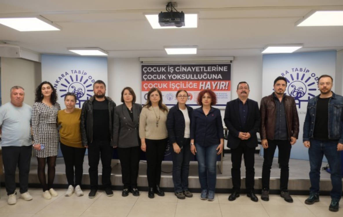 Di 12 salan de herî kêm 764 zarok di dema karkirinê de mirine