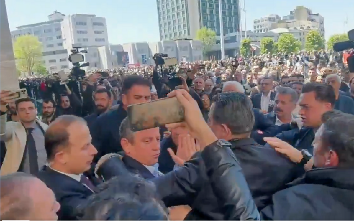 CHP lideri Özgür Özel'e AKM çıkışında fiziksel saldırı