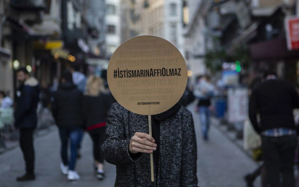 İstismarın Affı Olmaz yazılı döviz