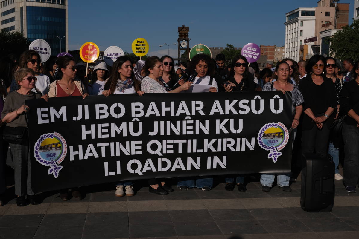 "Em ji bo Bahar Aksû û hemû jinen ku hatine qetilkirin li qadan in"