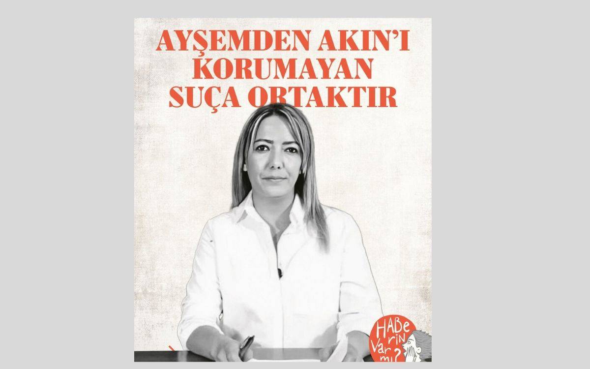 Bu afişte, ortalanmış şekilde yer alan Ayşemden Akın’ın siyah-beyaz bir fotoğrafı bulunuyor. Akın, beyaz bir gömlek giymiş ve doğrudan izleyiciye bakan ciddi bir yüz ifadesiyle kadraja oturmuş. Fotoğraf sade bir masa başında çekilmiş gibi görünüyor, kadrajda ön kısmı net şekilde görülüyor ve elleri masanın üzerinde duruyor.