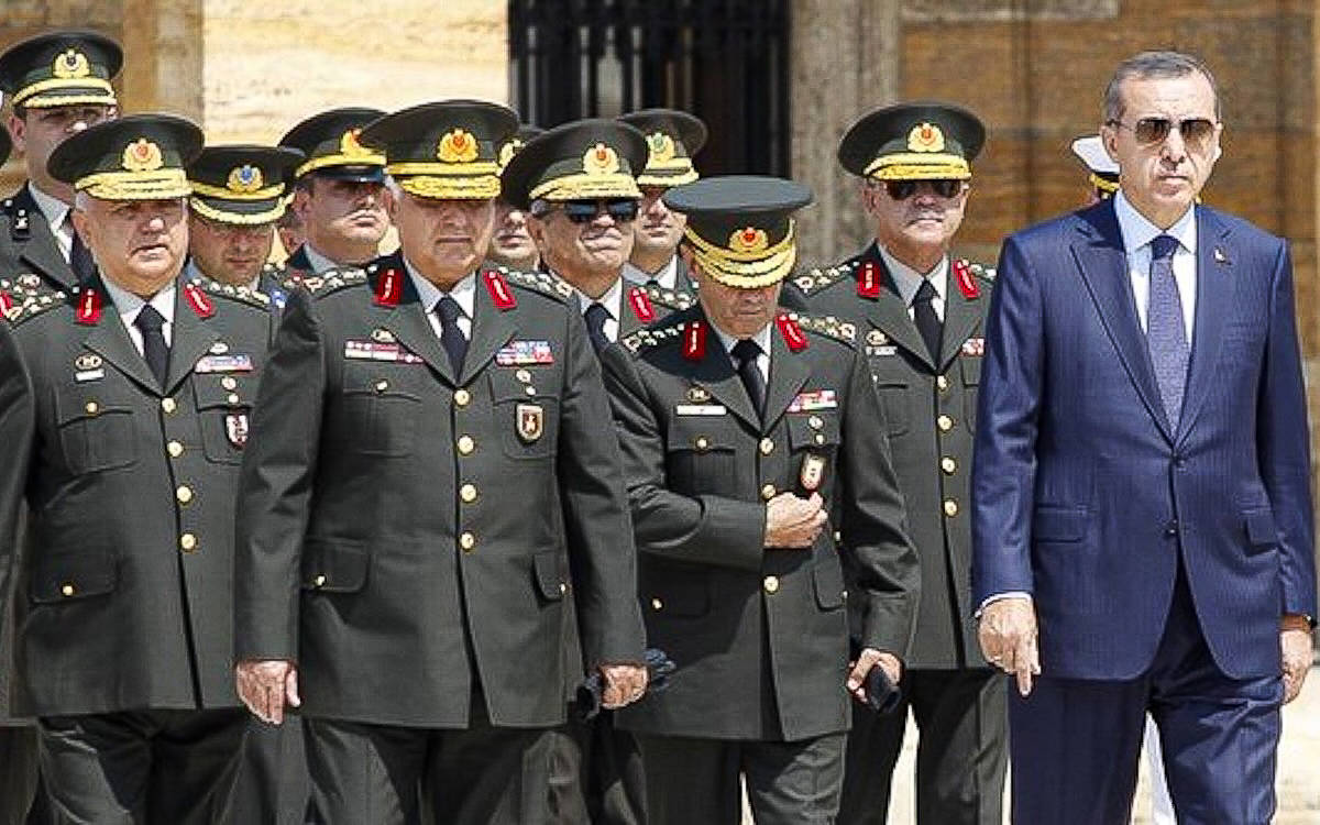 Erdoğan'a general rütbesi altındaki subayları ordudan atma yetkisi