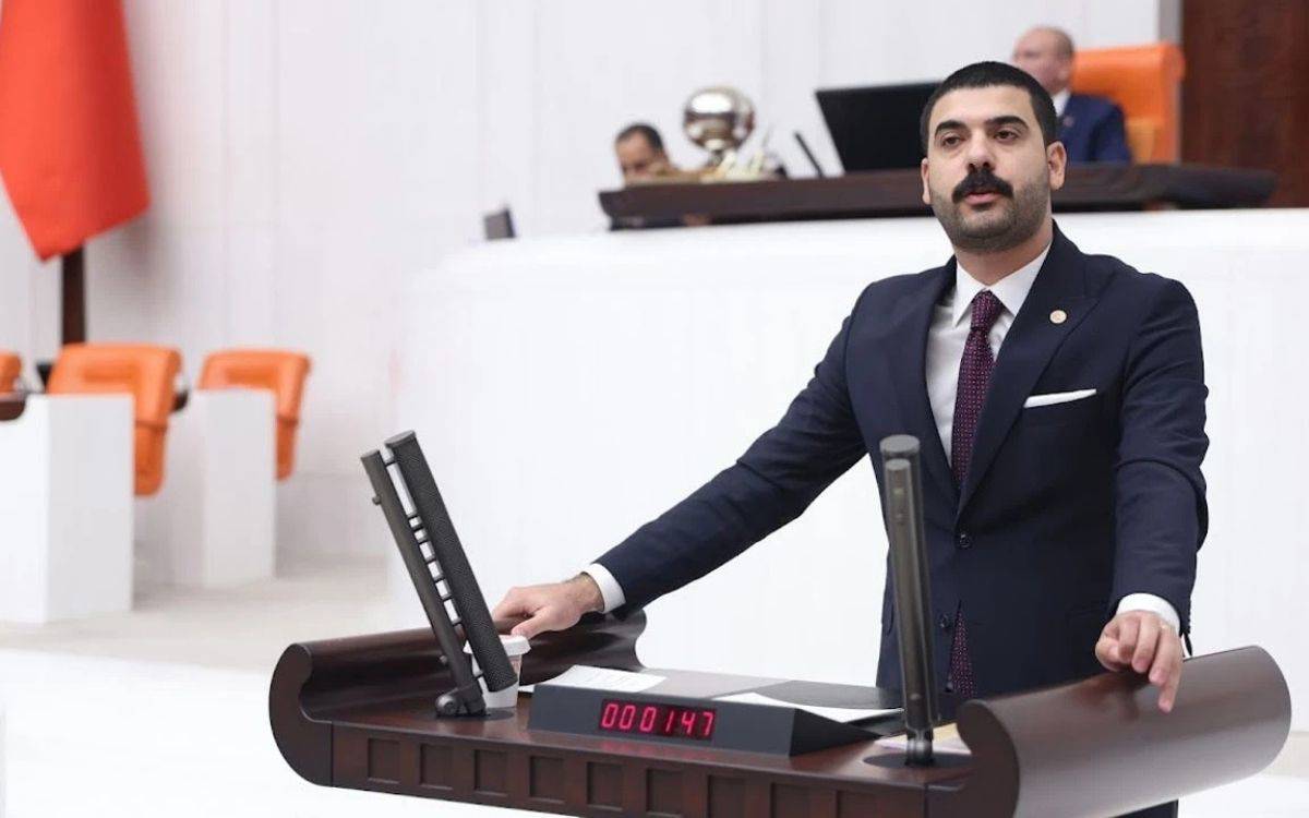 Bu fotoğraf, Türkiye Büyük Millet Meclisi (TBMM) Genel Kurulu'nda çekilmiş. Görselde bir erkek milletvekili kürsüde konuşma yaparken görülüyor.