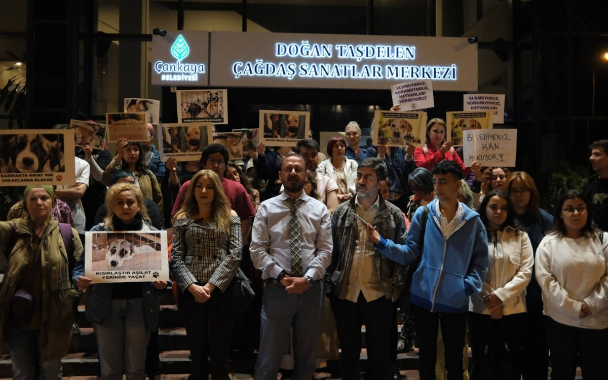 Sinemacı Emin Alper’den Çankaya Belediyesi önünde açıklama