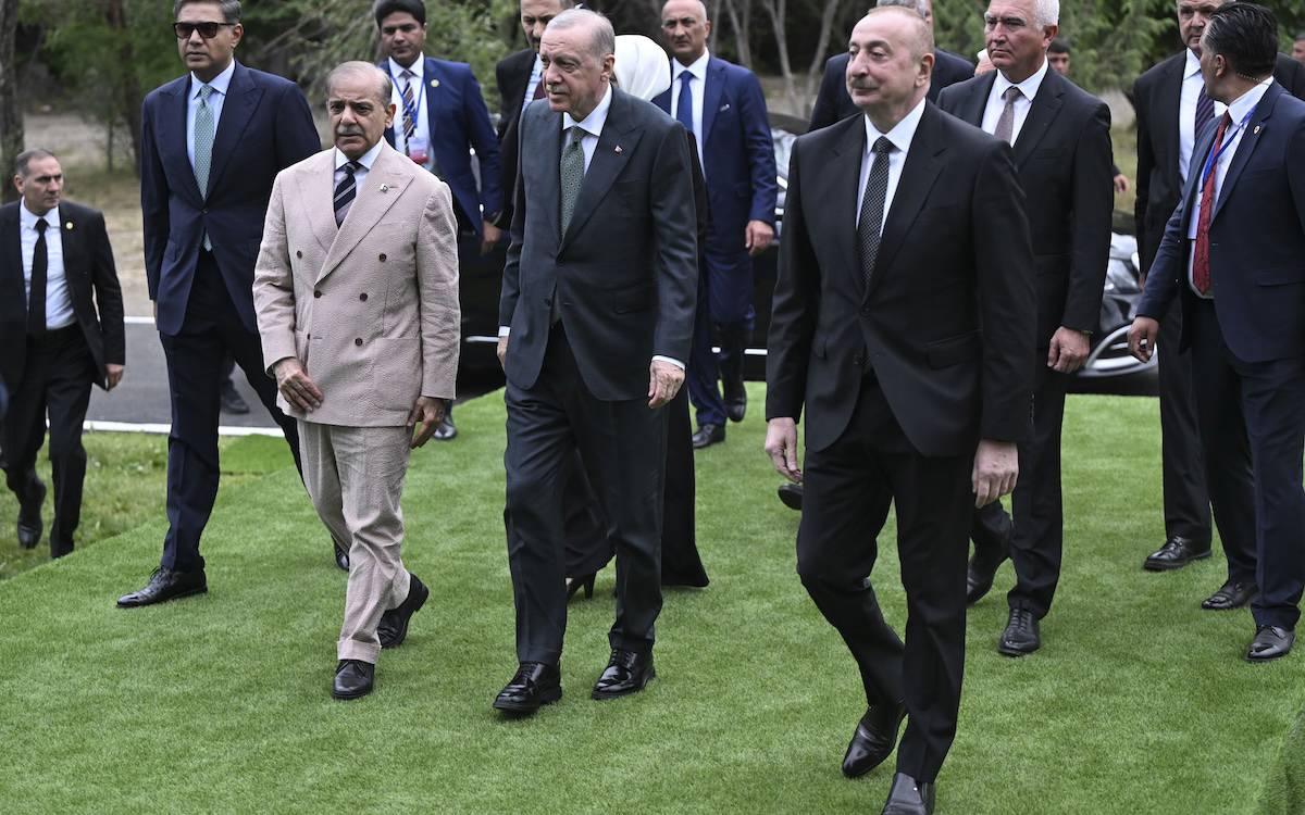 Erdoğan Laçin'de Azerbaycan, Türkiye ve Pakistan'ı "üç devlet tek millet" ilan etti