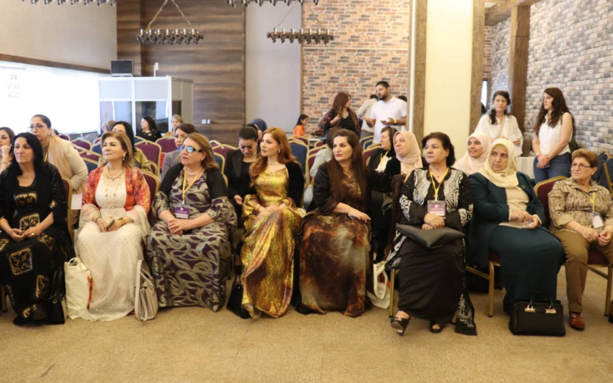 1emîn Konferansa Parlamenterên Jin ên Kurd didome