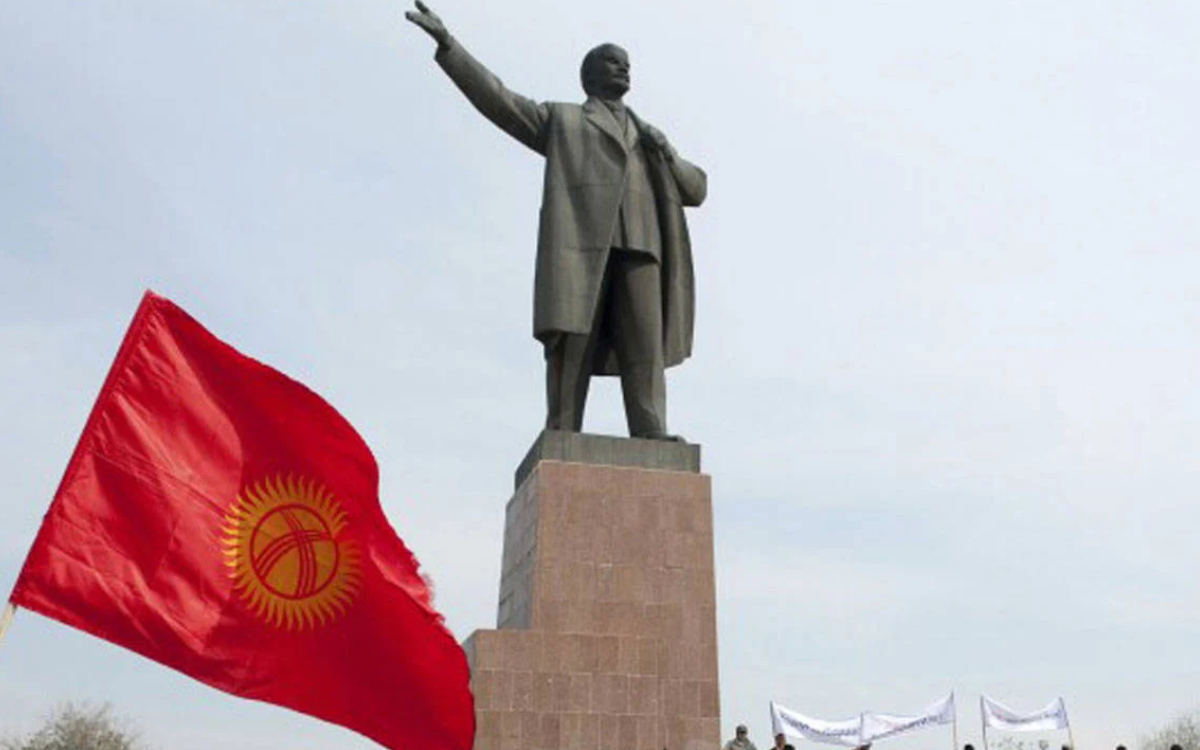 Peykerê herî mezin ê Lenîn ku li Asyaya Navîn e, hat rakirin