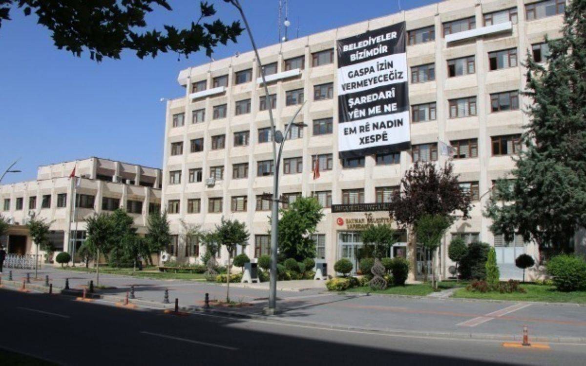 Batman’da kayyım sosyoloğu tuvalet temizliğinde görevlendirdi