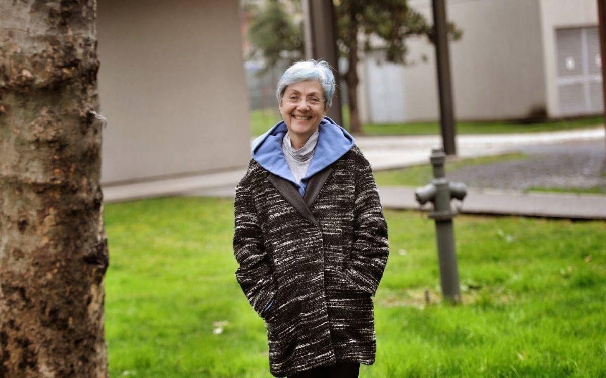 Feride Çiçekoğlu: Yazmak uyanıkken rüya görmektir