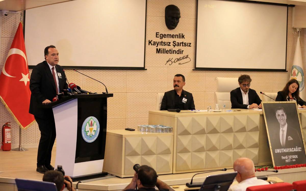 Manisa'da Ferdi Zeyrek'in yerine Besim Dutlulu seçildi