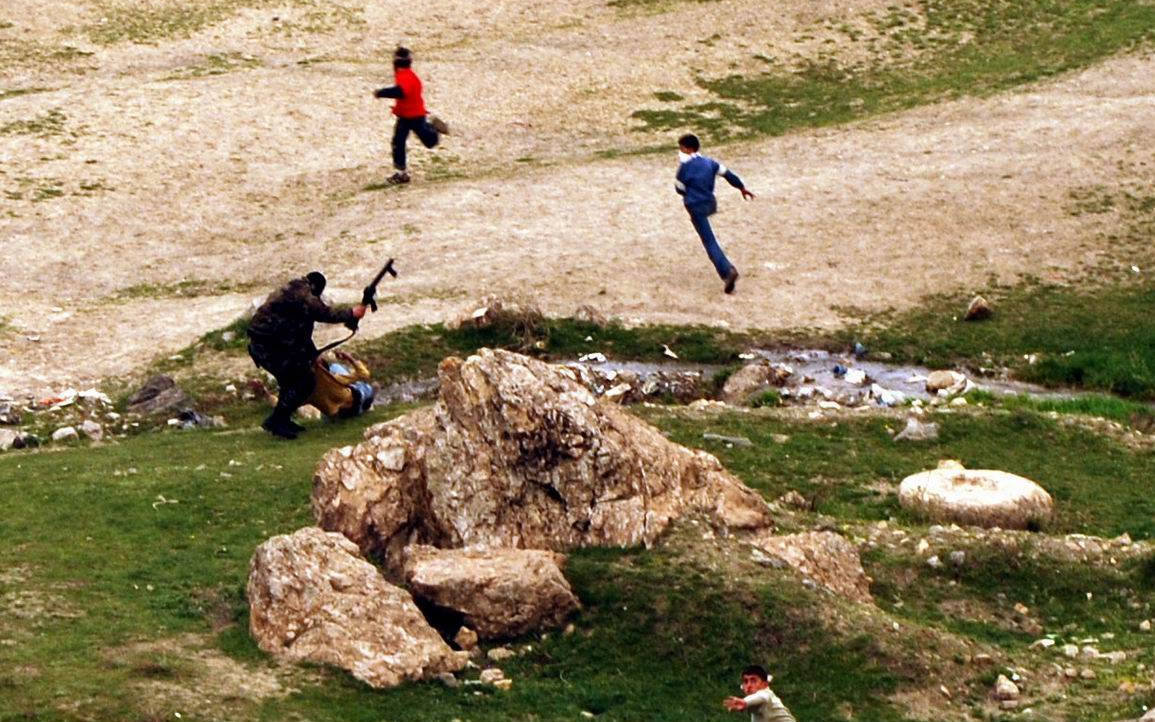 Çocuğa dipçikle vuran polis, 16 yıl sonra görevden alındı