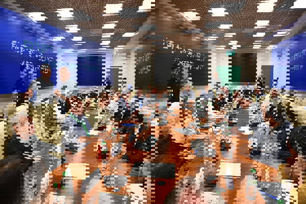 Netanyahu: Trump'a şapka çıkartmak gerek