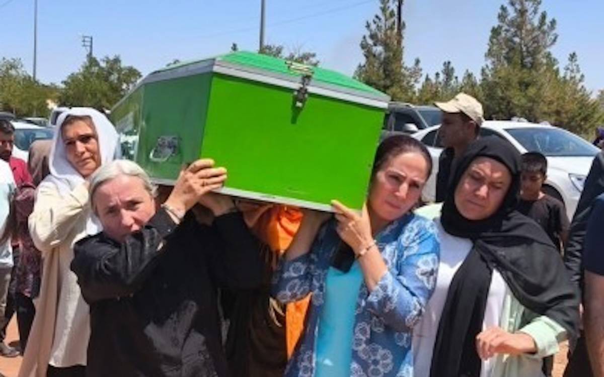 Erkek şiddetinin öldürdüğü Yaprak Türk'ün cenazesini kadınlar kaldırdı
